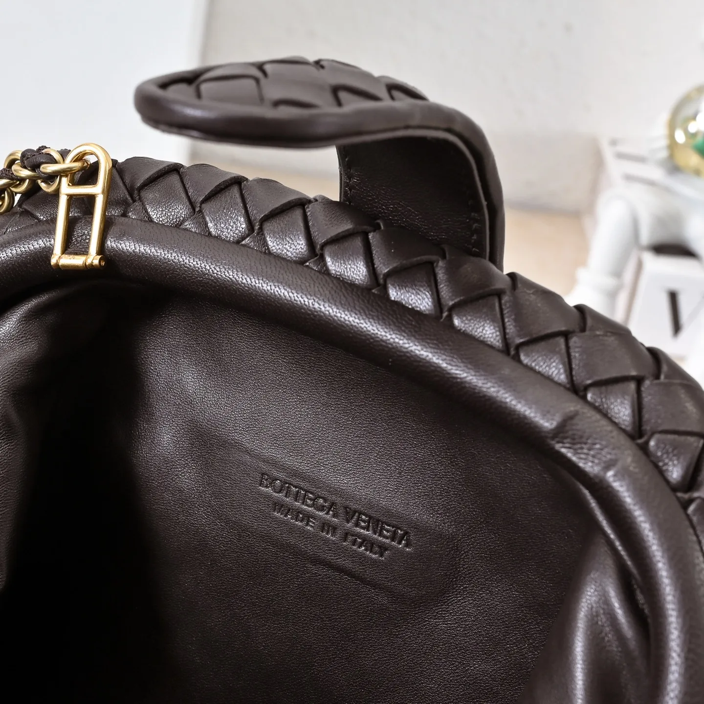 Batch 1880 BOTTEGA VENETA LAUREN 1980 small clutch bag is new! The small size that many people are squatting on is finally here. The self-adjustable zipper is a highlight of this bag. After being removed, it can be used as a handbag for important occasions. One bag unlocks two carrying methods at the same time. It is practical and has a unique sense of structure and beautiful lines. It is more elegant than a small cloud. It is a tribute to the classics and the pursuit of modernity. Style number: 4038 Size: 27*15*8cm